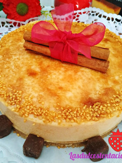 Una foto de Tarta de turrón de yema tostada