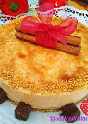 Una foto de Tarta de turrón de yema tostada