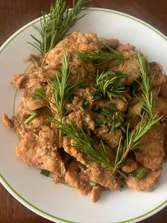 Hình của món Gà ướp Rosemary (Rosemary Chicken).