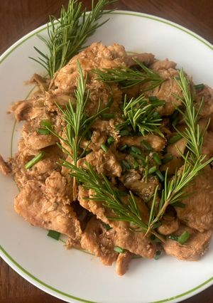 Hình của món Gà ướp Rosemary (Rosemary Chicken).