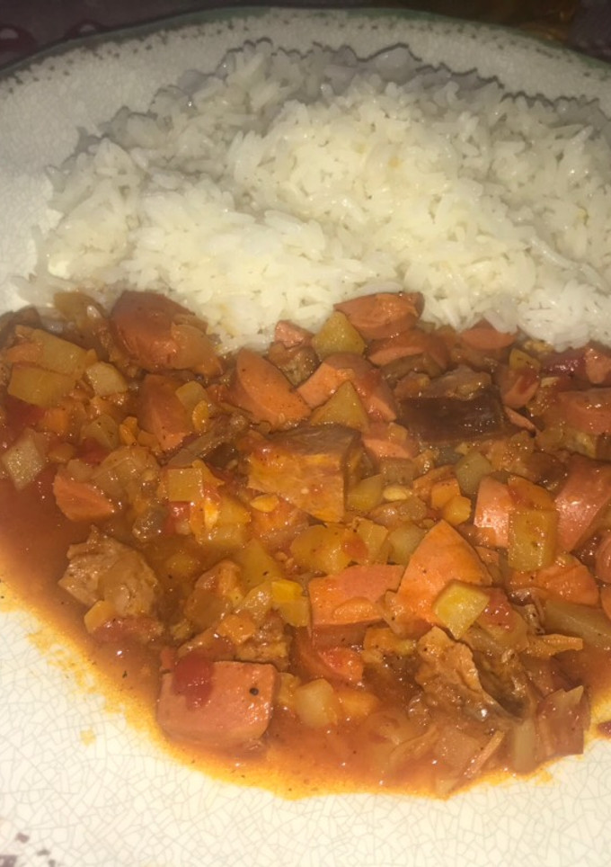 Una foto de Guiso de salchichas con longaniza ahumada