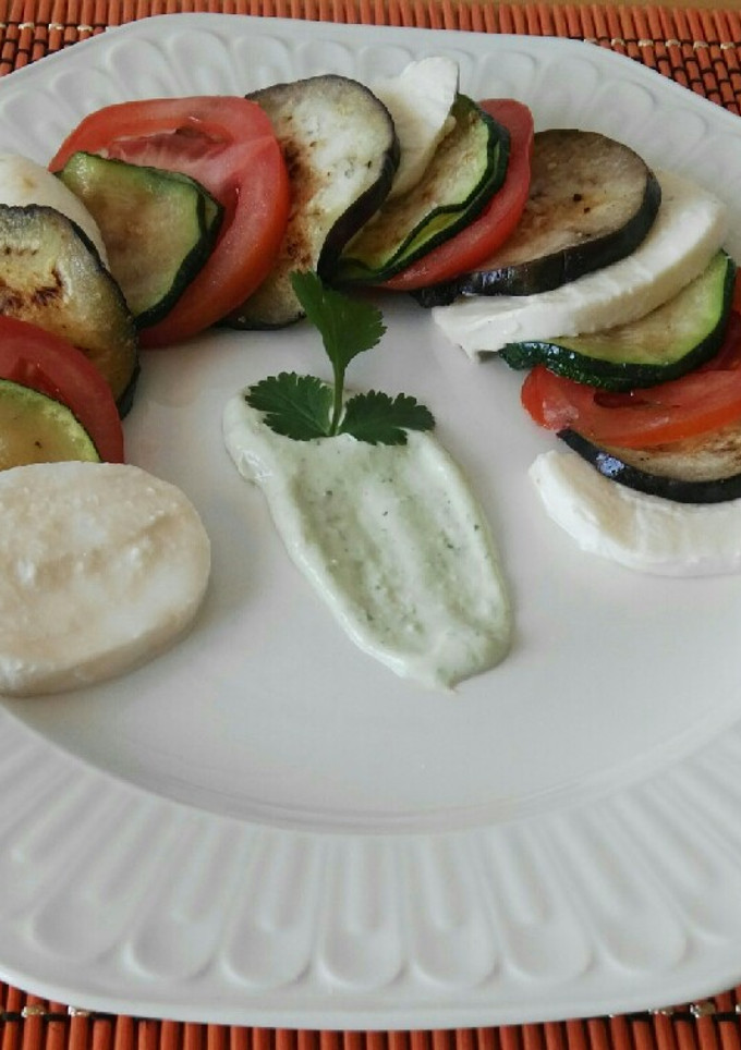 Una foto de Ensalada templada de calabacín y berenjena con salsa de aguacate