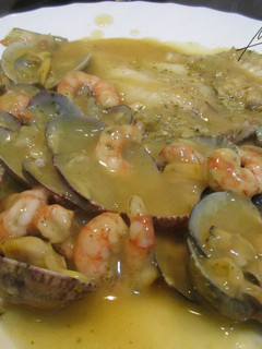 Una foto de Rodaballo a la plancha con gambas y almejas