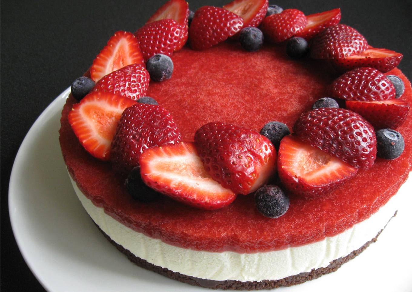 No-bake Cheesecake with Strawberry Jelly Topping