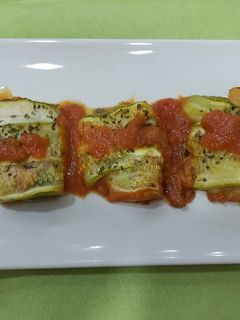 Una foto de Canelones de calabacín, rellenos de gambas..🥒🥒🦐🦐