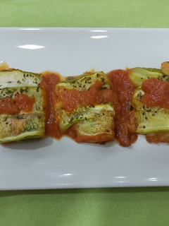 Una foto de Canelones de calabacín, rellenos de gambas..🥒🥒🦐🦐