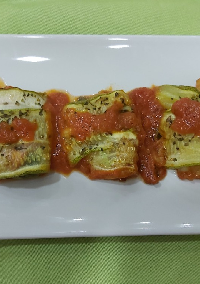 Una foto de Canelones de calabacín, rellenos de gambas..🥒🥒🦐🦐