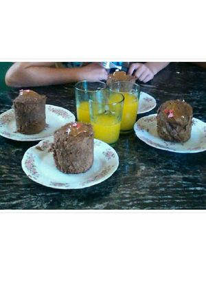Una foto de Torta en microondas con dulce de leche y corazones de confeti