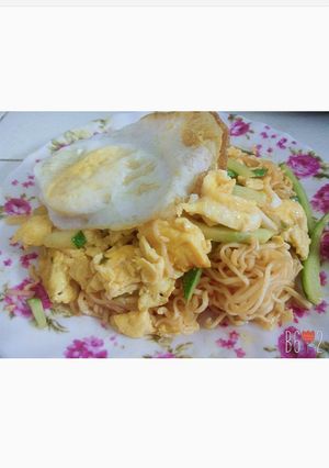 Hình của món Mỳ xào trứng chiên.