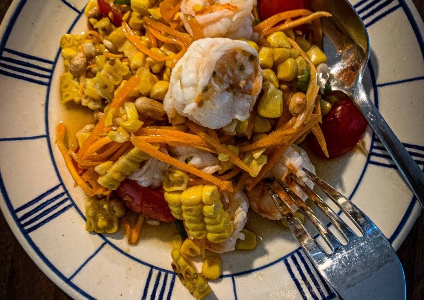Spicy-sweet corns salad with prawn or Tam Khaw Phod