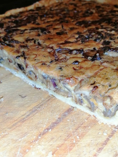 Una foto de Tarta de cebolla y champiñones