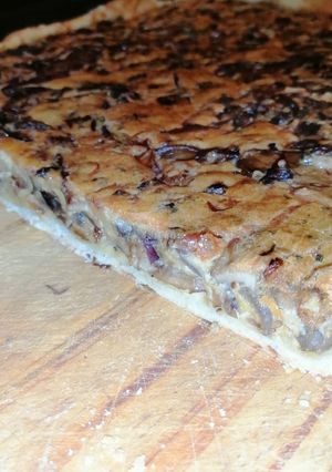 Una foto de Tarta de cebolla y champiñones