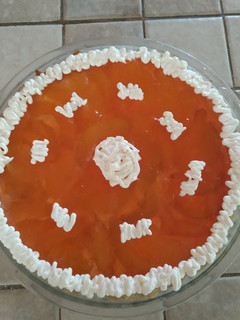 Una foto de Tarta de duraznos con crema y gelatina