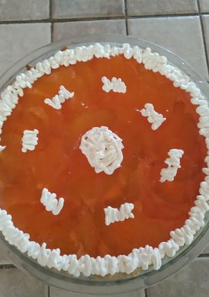 Una foto de Tarta de duraznos con crema y gelatina