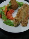 Milanesas de merluza con ensalada y bomba de arroz