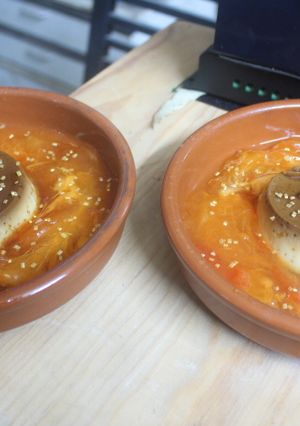 Una foto de Flan de supermercado con base de caki y oro