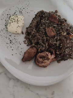 Una foto de Arroz negro con pulpitos y chipirones