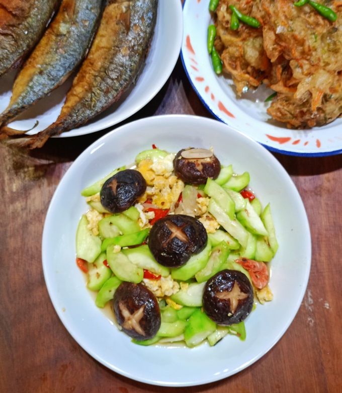 Yalangoch semiz ayol tort oyoqqa turadi