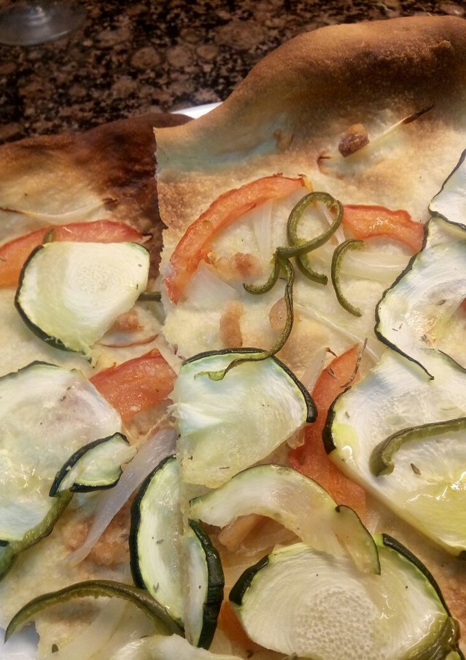 Una foto de Coca de calabacín y verduras