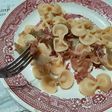 Fideos moñitos con alcauciles y jamón crudo