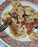Fideos moñitos con alcauciles y jamón crudo