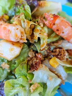 Una foto de Ensalada de langostinos y hojas de roble