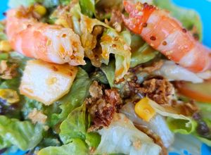Foto principal de Ensalada de langostinos y hojas de roble