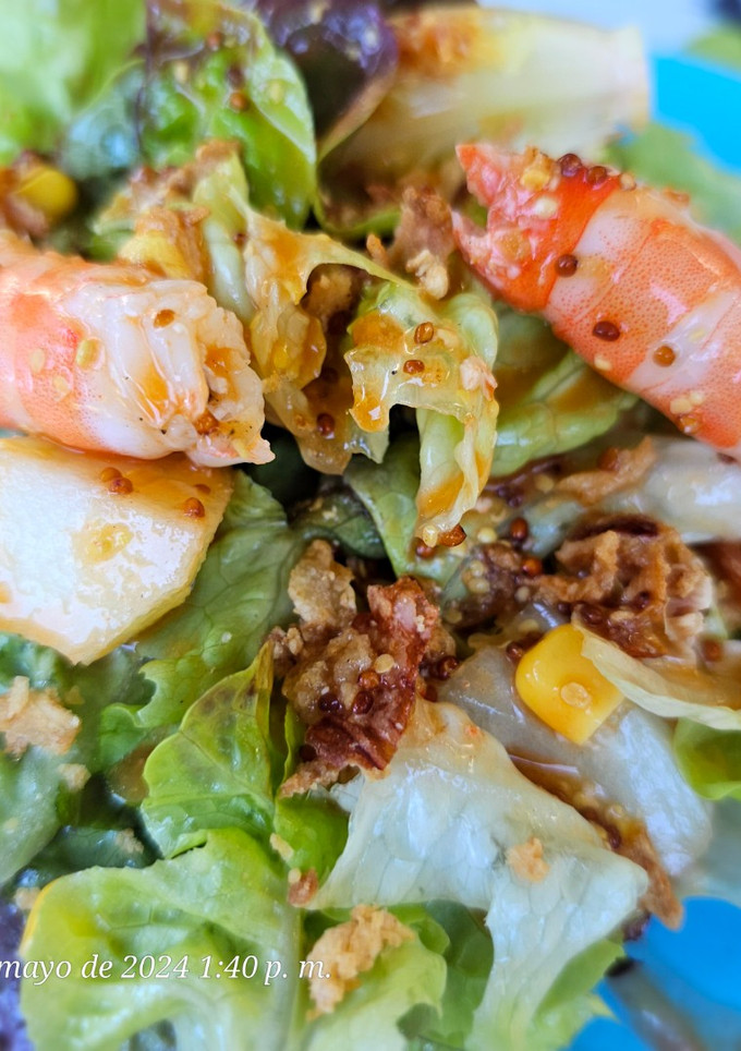Una foto de Ensalada de langostinos y hojas de roble