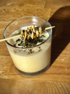 Una foto de Crema tibia de espárragos con berberechos