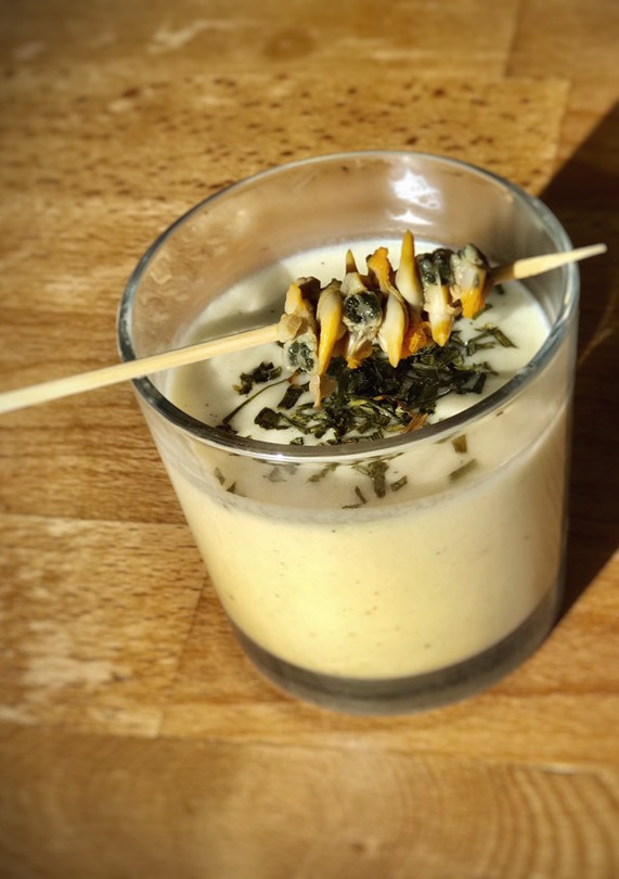 Una foto de Crema tibia de espárragos con berberechos