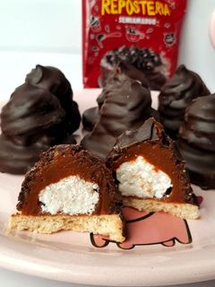 Una foto de Conitos de dulce de leche con corazón de merengue!!