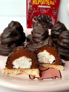 Una foto de Conitos de dulce de leche con corazón de merengue!!