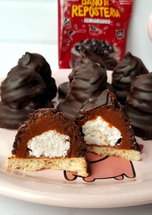 Una foto de Conitos de dulce de leche con corazón de merengue!!