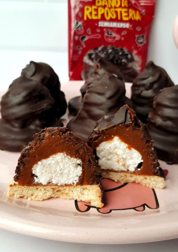 Una foto de Conitos de dulce de leche con corazón de merengue!!