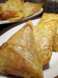 Una foto de Triángulos de verduras con masa filo
