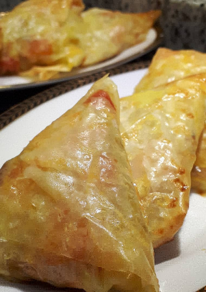 Una foto de Triángulos de verduras con masa filo