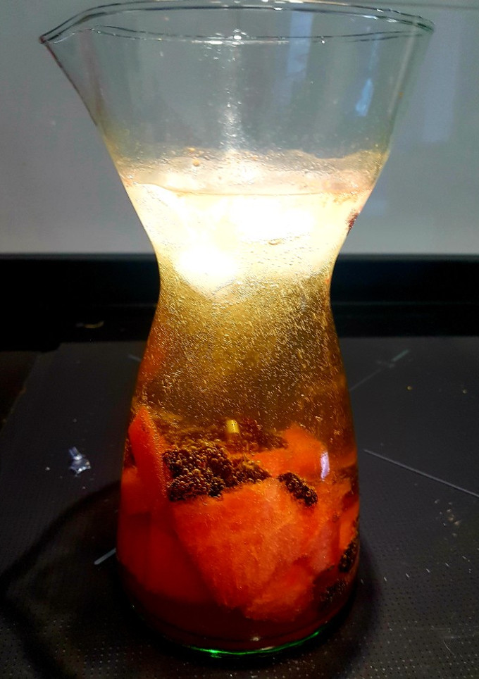 Una foto de Sangría blanca de cava con fruta