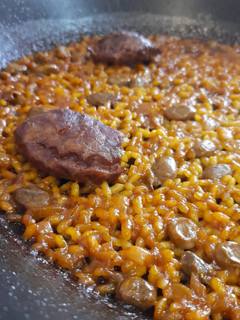 Una foto de Arroz de carrilleras al vino tinto con habitas