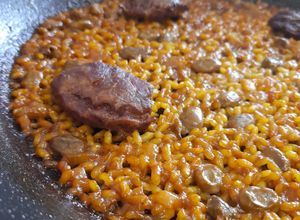 Una foto de Arroz de carrilleras al vino tinto con habitas