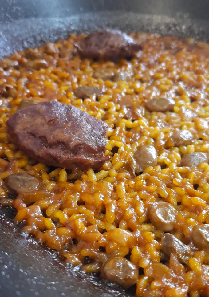 Una foto de Arroz de carrilleras al vino tinto con habitas
