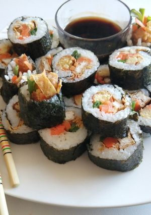 Una foto de Gimbap de tofu