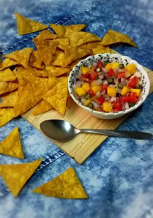 চিকেন ফ্লেভার নাচোস উইথ ম্যাংগো সালশা ( chicken flavoured nachos with mango salsa recipe in Bengali রেসিপির প্রধান ছবি