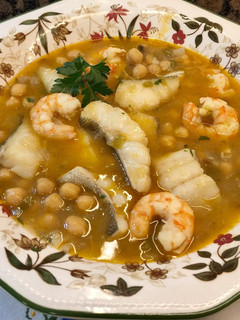 Una foto de Garbanzos con bacalao y langostinos