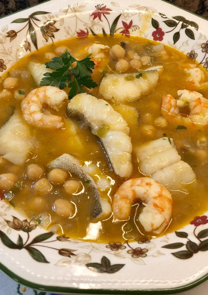 Una foto de Garbanzos con bacalao y langostinos