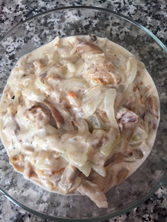 Una foto de Pollo a la crema. Arroz con cubitos de queso, zanahorias