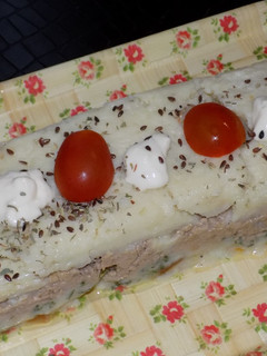 Una foto de Pastel frío de puré con atún