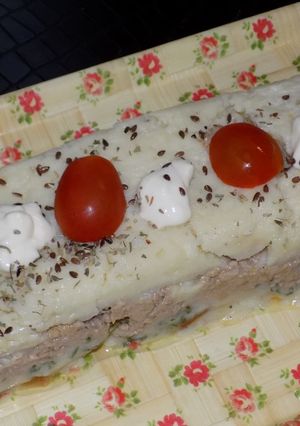 Una foto de Pastel frío de puré con atún