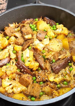 Una foto de Seitán con verduras, patatas y salsa de soja vegano