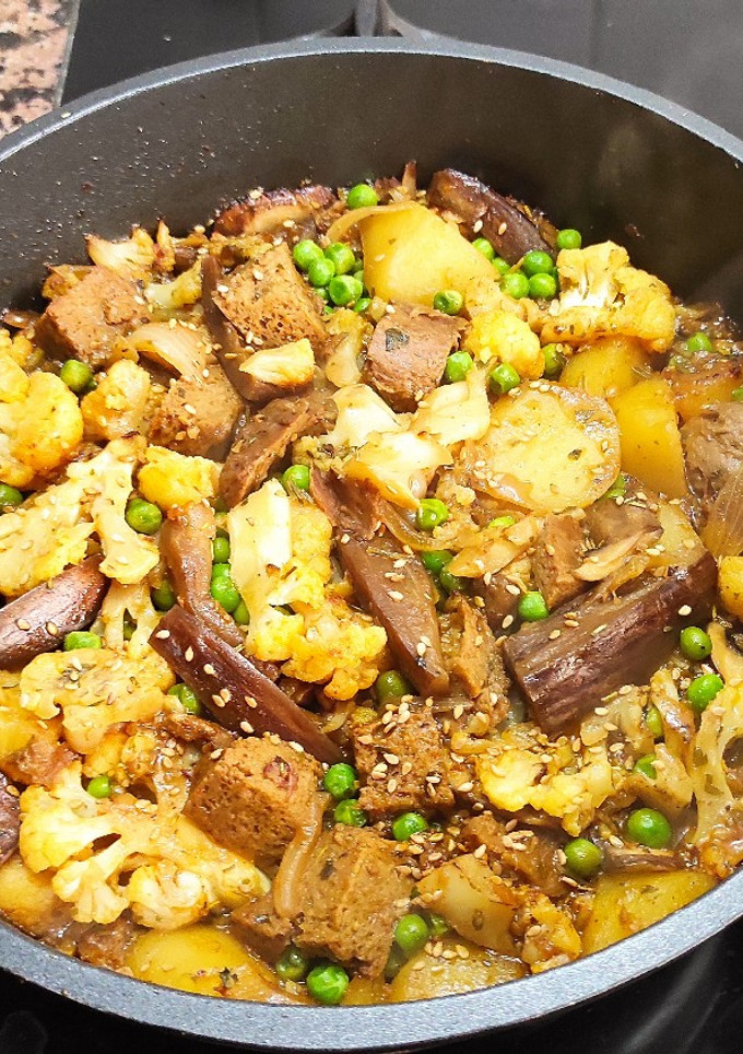 Una foto de Seitán con verduras, patatas y salsa de soja vegano