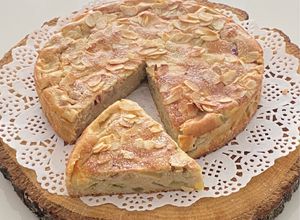 Une photo de Gâteau moelleux à la rhubarbe et aux pommes